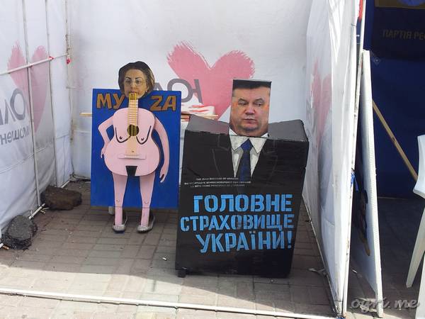Квадратный человек с гитарой Квадратный человек с гитарой