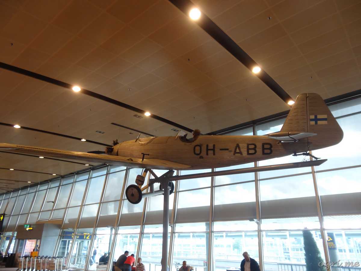 helsinki 42 aircraft in airport 01