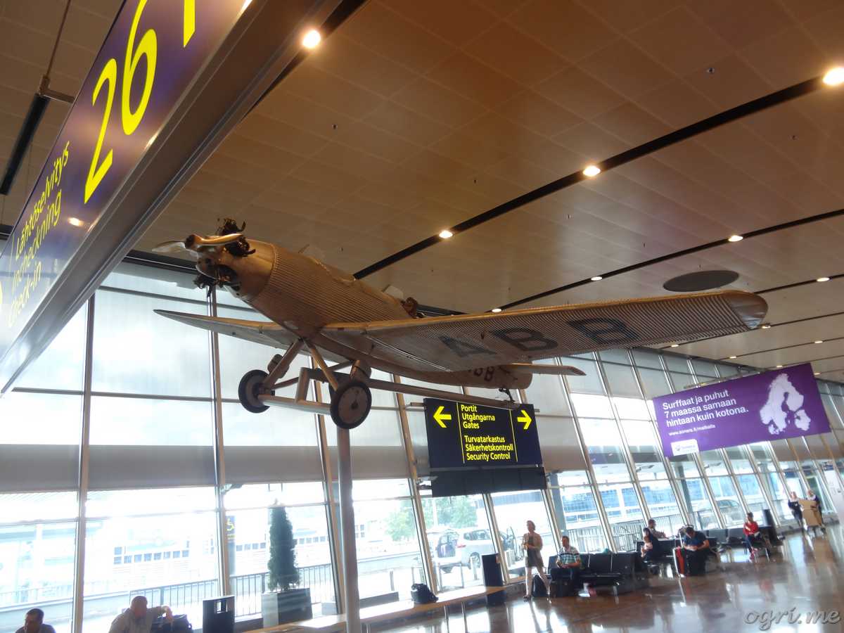 helsinki 43 aircraft in airport 02