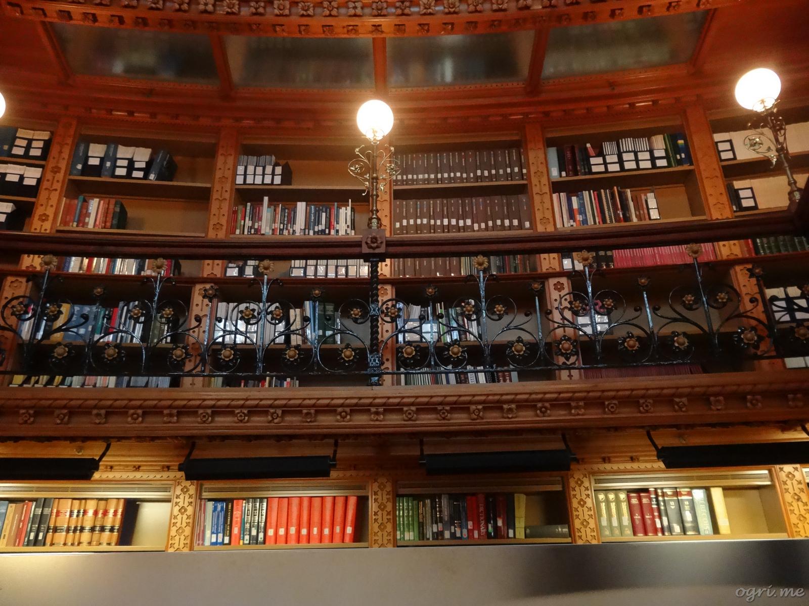omq23 ottawa-parliament-11-library-shelf