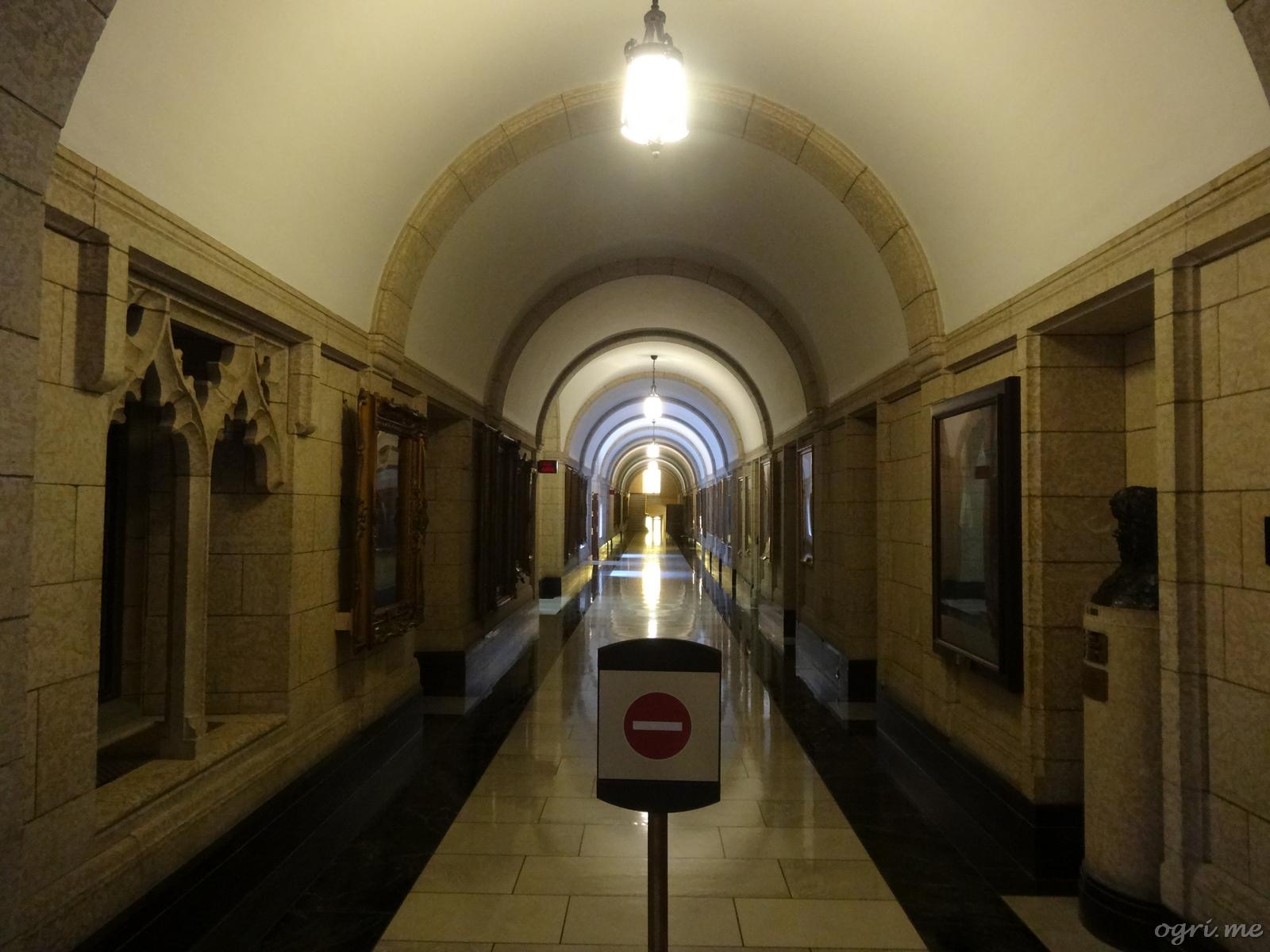 omq25 ottawa-parliament-13-subway